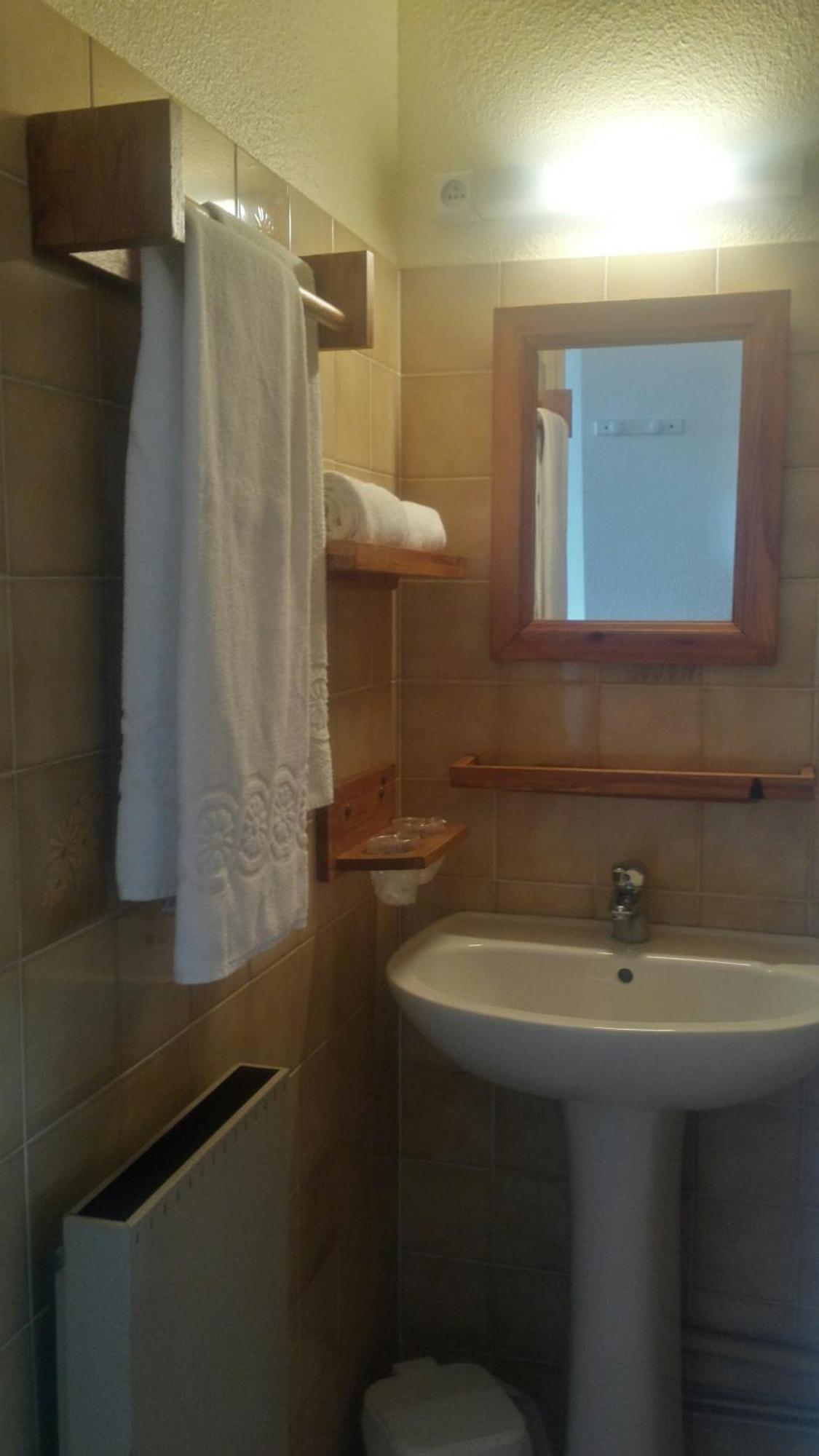 Hotel Yaka Лез Англ Стая снимка