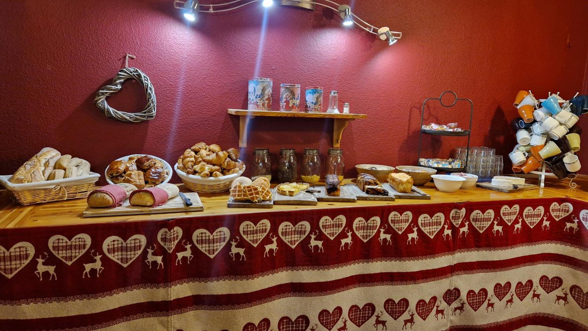 Hotel Yaka Лез Англ Екстериор снимка
